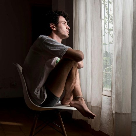 aiZcQweQX7-eW83s_mann-fenster-depression-1-.jpg