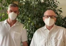 (v.l.n.r.): Prof. Dr. Henry Bock und Privatdozent Dr. med. Karl H. Reuner, Chefarzt für Laboratoriumsmedizin am CTK