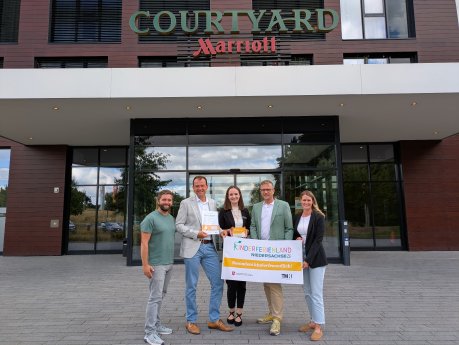 20250826 Zertifikatübergabe ans Courtyard by Marriott Wolfsburg © WMG Wolfsburg.jpg