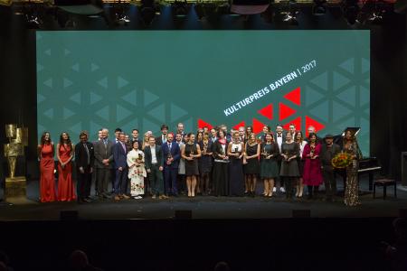 Verleihung des Kulturpreises Bayern in Veitshöchheim bei Würzburg: Als „wahre Botschafter der bayerischen Kultur- und Wissenschaftslandschaft“ bezeichnete Bayerns Kunst- und Wissenschaftsstaatssekretär Bernd Sibler die Geehrten. „Sie prägen mit ihren herausragenden Leistungen und besonderen Begabungen in Kunst und Wissenschaft die Identität des Freistaats und tragen mit ihren Erfolgen zum exzellenten Ruf Bayerns bei“, sagte Sibler. Der Staatssekretär dankte der Bayernwerk AG für ihr Engagement: „Das Bayernwerk leistet mit dem Kulturpreis Bayern in langer Tradition einen wertvollen Beitrag zu unserer vielfältigen Kultur- und Wissenschaftslandschaft.“ Foto: obx-news/Bayernwerk