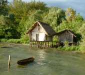 Zwei der insgesamt 23 Pfahlbauten auf der Freiluftanlage des Museums.