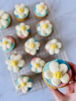 PICKERD_Blueten Cupcakes.jpeg