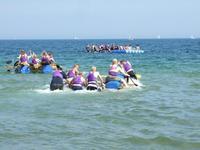 Karibik-Flair: Floßbauwettbewerb beim Strandfest Schönhagen - Rechte: Tourist-Information Schönhagen 