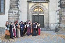 Gewandete Stadtführer vor der Thesentür. Copyright: Tourist-Information Lutherstadt Wittenberg