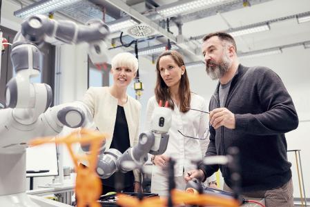 Derzeit absolviert der erste Jahrgang bei Continental in Frankfurt die passgenaue Weiterbildung zum Automotive-Software-Techniker — ein Berufsbild, das es bisher nicht gab. Foto: Continental AG