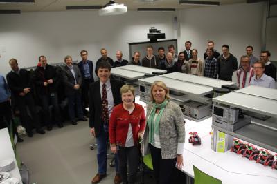 TH-Präsidentin Prof. Dr. Ulrike Tippe (Mitte), Studiengangsprecherin Prof. Dr.-Ing. Gaby Neumann und Prof. Dr.-Ing. Anselm Fabig vom Studiengang Verkehrssystemtechnik bei der Eröffnung des neuen Labors am 20. Dezember 2017 / Fotograf / Quelle: TH Wildau / Bernd Schlütter