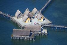 Luftansicht der nachgebauten Pfahlbauhäuser aus der Jungsteinzeit und der Bronzezeit (Copyright: Pfahlbaumuseum Unteruhldingen/Mende)