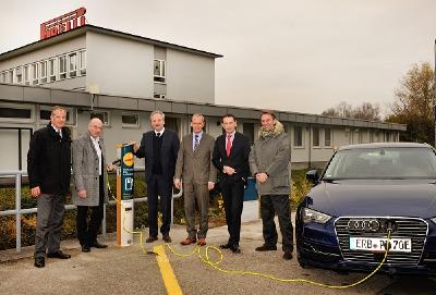 Sie eröffneten die Elektrotankstellen am Sitz von Pirelli Deutschland in Breuberg (v.l.): Frank Gauger, Geschäftsführung Industriekraftwerk Breuberg GmbH, Frank Gey, Geschäftsführer ENTEGA Energie, Gerd Ripper, Geschäftsführung Industriekraftwerk Breuberg GmbH, Michael Wendt, Vorsitzender der Geschäftsführung Pirelli Deutschland, Andreas Penkert, Geschäftsführer Vertrieb & Marketing Pirelli Deutschland, Luca Iori, Geschäftsführer Finanzen Pirelli Deutschland