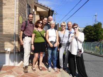 Gruppenfoto der Reiseteilnehmer 2016 vor einem angemieteten Haus in Kyōtō.