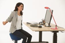 Kleine Bewegungspausen im Büro tun dem Rücken gut. Bild: AGR e. V.