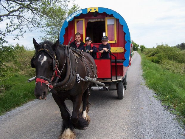 Zigeunerwagen_mit_Familie_kl.jpg