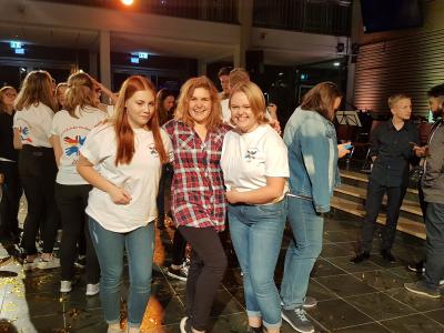 Europäische Begegnung und großes Kultur-Event in einem: die Lauterbacherinnen Emilia Peppel (links) und Lena Reichel (rechts) – hier mit der für die Choreographie verantwortlichen Tanzpädagogin Jenny Patzelt in der Mitte – gehörten zu den 52 Teilnehmerinnen beim Internationalen Musical-Workshop in Hennigsdorf (Partnerkreis Oberhavel/Brandenburg). Mit dabei waren auch Jugendliche aus zwei polnischen Partnerkreisen. Die Performance „Heiter bis wolkig“ stieß auf ein großes Echo. Foto: Waltraud Dockter-Reichel