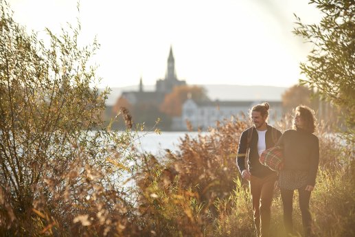 Konstanz-Seeuferweg-Bodensee-Muenster-Paerchen-Ufer-Spaziergang-Querformat_Herbst-01_Copyri.jpg