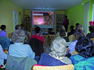 Mehrmals im Jahr hält Oliver Drewes Vorträge über das Phänomen der Palmblattbibliotheken, wo Besuchern auf uralten Palmblättern ihr persönliches Schicksal vorgelesen wird.