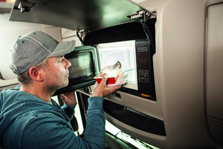 Durch die neue Lkw-Mikrowelle ist der Fahrer nicht auf den Stopp an einer Raststätte angewiesen, kann seine Zeiten individueller planen, Geld sparen und trotzdem gute Hausmannskost genießen