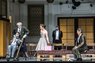 v.l. Rainer Maria Röhr (Hans-Günther), Carl Bruchhäuser (Rudi Finsterling), Giulia Montanari (Helga), Dmitry Ivanchey (Hans-André), Karl-Heinz Lehner (Herr Blumenkohl) / Foto: Bettina Stöß