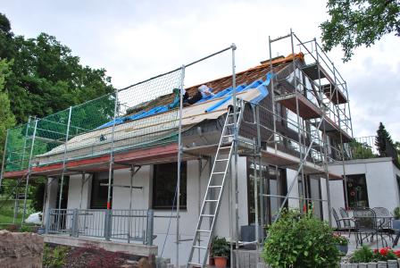 Wo geht's lang? Bei Dachsanierungen müssen Alt und Neu zuverlässig