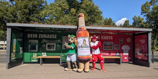 BalLEo Uri und Bulli an der Haltestelle.jpg