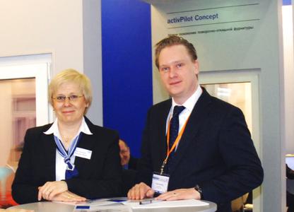 Tilmann Winkhaus (Mitglied der Geschäftsführung) und Dr. Irina Karsunke (Gesamtvertriebsleiterin Ost) auf der MosBuild 2010, auf der Winkhaus mit activPilot und proPilot sehr erfolgreich neue Beschlagtechnik präsentierte.