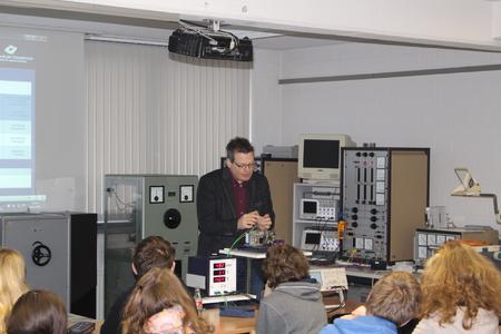 Mit praktischen Experimenten veranschaulicht Prof. Dr. Matthias
Reckzügel beim diesjährigen MINT-Tag seinen Vortrag über
Studienmöglichkeiten an der Hochschule Osnabrück
