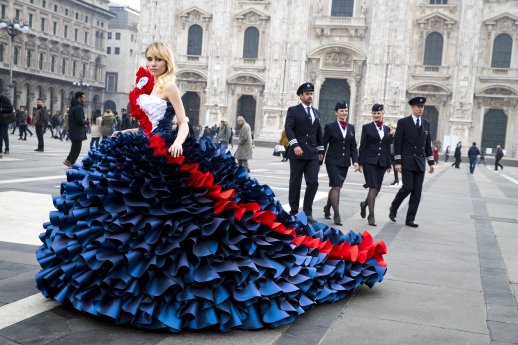 Suki Waterhouse glänzt für British Airways in auffälligem Papierkleid zur Milan Fashion Wee.jpg