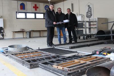 Die Einzelteile der Atemschutz-Übungstrecke werden derzeit in der Fahrzeughalle der alten Feuerwache in Alsfeld gelagert. Genau dort – nämlich im Erdgeschoss und nicht mehr im Keller - soll die Strecke nun wieder aufgebaut werden. „Wir verbessern uns, wir haben mehr Platz, im Keller war es sehr beengt“, erklärt Landrat Manfred Görig, der gemeinsam mit Stefan Schmidt und Peter Schwärzel (von links) vom Amt für Schulen und Liegenschaften die Räumlichkeiten in Augenschein nimmt. Foto: Sabine Galle-Schäfer/Vogelsbergkreis