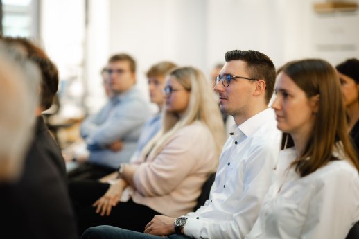 Bild_Beim_Energiesymposium_kamen_Vertreter_aus_dem_Bereich_der_Energieversorgung_zusammen.jpg