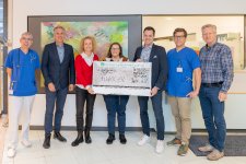 Übergabe des Spendenschecks an die onkologische Abteilung.