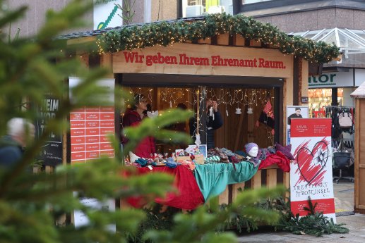 20231124 Ehrenamtshütte auf dem Wolfsburger Weihnachtsmarkt © WMG Wolfsburg.jpg