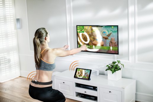 Frau_Squats_TV-Waves_withBELT copy.jpg