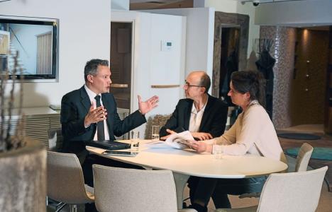 Aller Anfang ist ein Gespräch: Fachberater Manuel Benna im Ausstellungszentrum von KLAFS