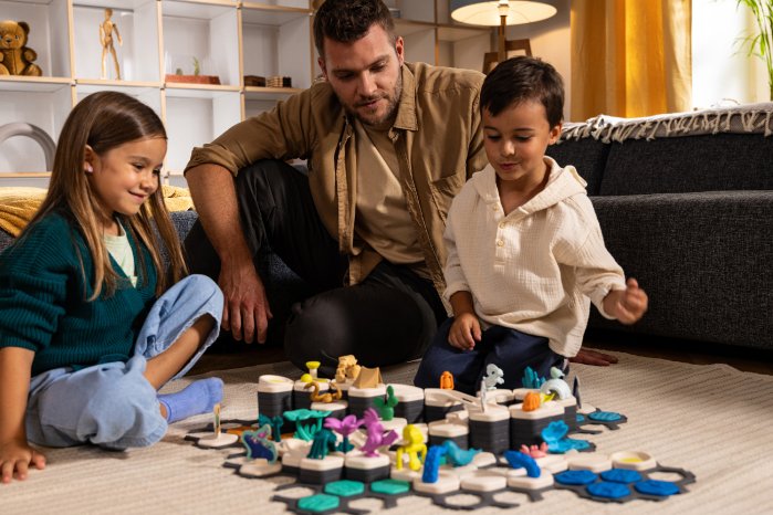 Ravensburger GraviTrax Junior - Spielszene World Kids & Dad 1.jpg