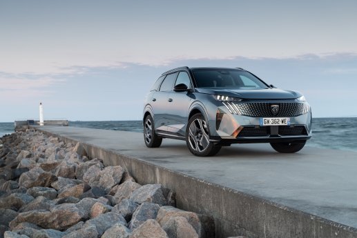 PEUGEOT E-5008.jpg