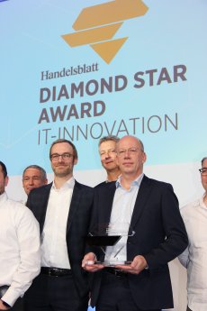 CDO Dr. Michael Lange (links) und CIO Bernhard Götze bei der Verleihung des Handelsblatt Diamond.jpg