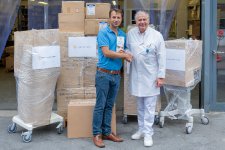Professor Dr. Martin Storck, Klinikdirektor der Gefäßchirurgie am SKK (rechts), und der Karlsruher Unternehmer Stanislaw Jakubiec (links), der die Spende mit dem Verein Hilfswerk Bodensee in die Ukraine bringt