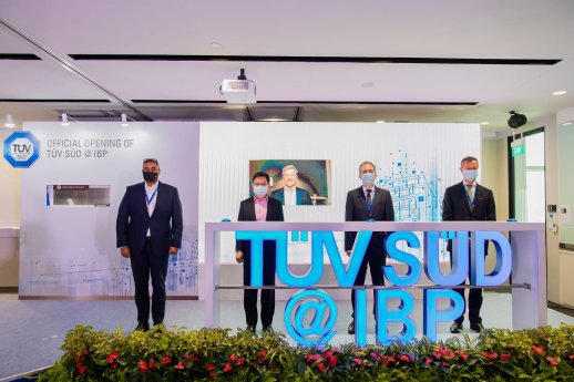 21176_K_HQ Singapore_Group.jpg