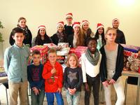 Die Azubis bei der Übergabe der Weihnachtsgeschenke. Hintere Reihe v.l.n.r.: Laura Stauber, Sevgi Üstüner, Vanessa Voll, Niklas Ringler, Desiree Schade, Helen Pfahl, Emine Bilgi, André Bräsick / Foto: uniVersa