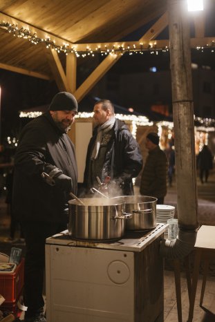 Showküche Algunder Christkindlmarkt- © Armin Terzer - WEB 231223182403.jpg