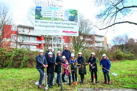 1. Reihe v.l.: Architekt Martin Kemminer, Oberbürgermeister der Stadt Bühl Hubert Schnurr, Investorenfamilie Baumann, Corinna Bergmaier von der Wirtschaftsförderung Bühl, geschäftsführende Gesellschafterin Heidi Weber-Mühleck, WeberHaus-Projektleiter Eric Ehle, 2. Reihe v.l.: Florian Pott (Architekturbüro Kemminer) und Marco Eismann (WeberHaus-Bauleiter)