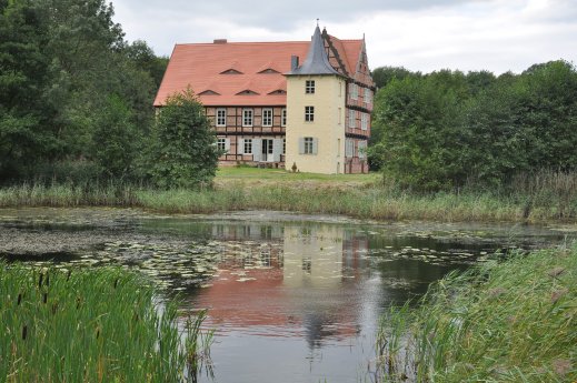 Blick auf das Herrenhaus im Gutspark Briest.JPG