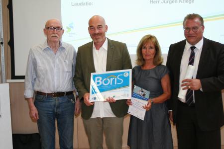 v.l.n.r.: Juror Jürgen Kriege, das Team der Dietrich-Bonhoeffer-Werkrealschule und Alexander Urban vom Projektbüro Boris – Berufswahl-Siegel, Bild: Handwerkskammer Mannheim