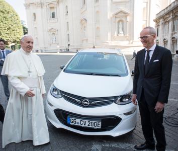 Feierliche Übergabe: Opel-Chef Dr. Karl-Thomas Neumann überreicht einen neuen Ampera-e an Papst Franziskus