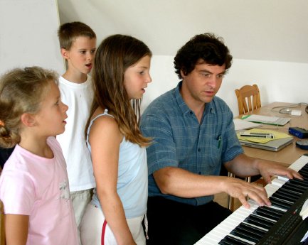 Steinschaler_wirth music academy_Wirth_beim_Üben_mit_Kindern_K.jpg