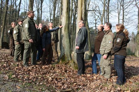 Zwölf Ranger und Mitarbeiter des Nationalparkforstamtes Eifel im Landesbetrieb Wald und Holz NRW haben mit einer Fortbildung zu Naturinterpreten begonnen. Vorne bzw. Bildmitte von links nach rechts: Katja Winter, Michael Lammertz und Thorsten Ludwig.