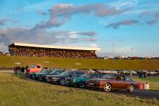 Die Alt-Opel präsentieren sich nach ihrer Ausfahrt noch einmal auf der Strecke