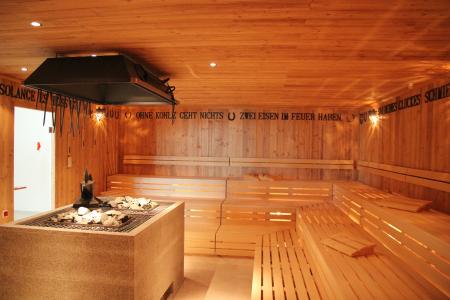 The blacksmith's sauna features an homage to the heyday of the nail forge in Weißenstadt in the form of an anvil and historic forging tools. Picture: KLAFS GmbH & Co. KG