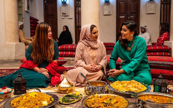 Gemeinsames Fastenbrechen beim Iftar.jpg