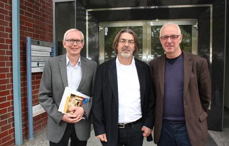 Stellten in der Zentrale des Sozialpsychiatrischen Dienstes in Hannover-Döhren die Neuausrichtung der sozialpsychiatrischen Versorgung vor (von rechts): Regionssozialdezernent Erwin Jordan, Lothar Schlieckau, Psychiatriekoordinator der Region Hannover, und Dr. Thorsten Sueße, Leiter des Sozialpsychiatrischen Dienstes der Region Hannover