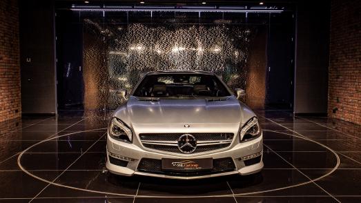 Die SML CarGroup präsentiert in der Motorworld München den Mercedes-Benz SL 63 AMG "LAUREUS". Ein absolutes Unikat, welches so nur ein einziges Mal für die Laureus Sports for Good-Stiftung produziert wurde.