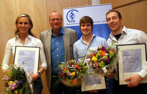 Gold, Silber und Bronze für Peter Brochwicz (rechts), Johannes Reich (2. von rechts) und Gesche Mohr (links). Mit ihnen freut sich Prof. Dr. Christoff Zalpour